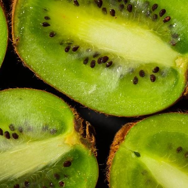 Kiwi tagliati a metà
